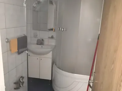 inchiriere garsoniera Sector 6 București baie curata cu cada